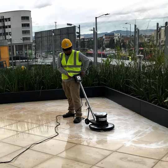 LIMPIEZA Y LAVADO DE PISOS INDUSTRIALES
